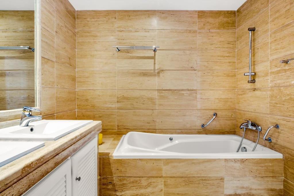 Elegant 3 Bed With Sea View In Nueva Andalucia